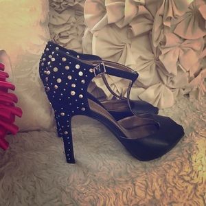 SALE ❤️BCBG Paris beautiful studded peep toe heels
